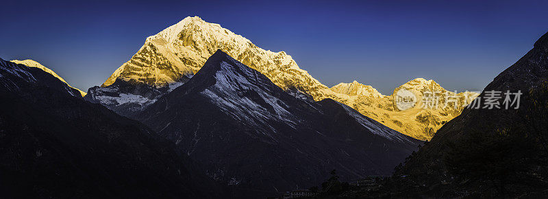 金山雪峰俯瞰夏尔巴人寺院茶馆喜马拉雅山尼泊尔