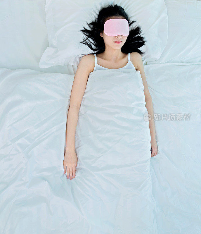 戴着睡眠面罩睡觉的女人