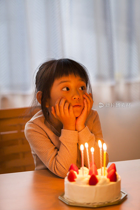 女孩和生日蛋糕