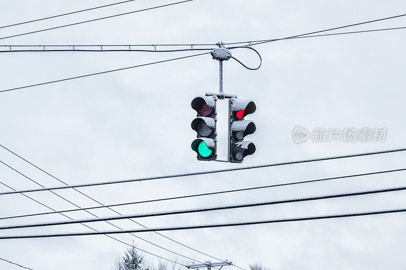 冬季雪交通信号绿灯和红灯