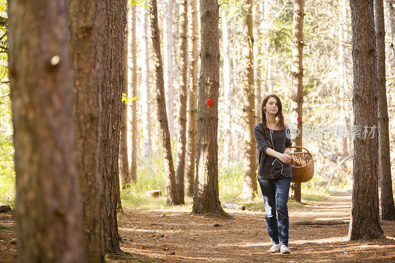 少女在森林里徒步旅行