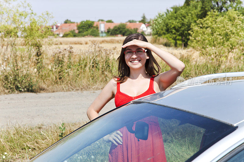 一个年轻女人在追一辆车
