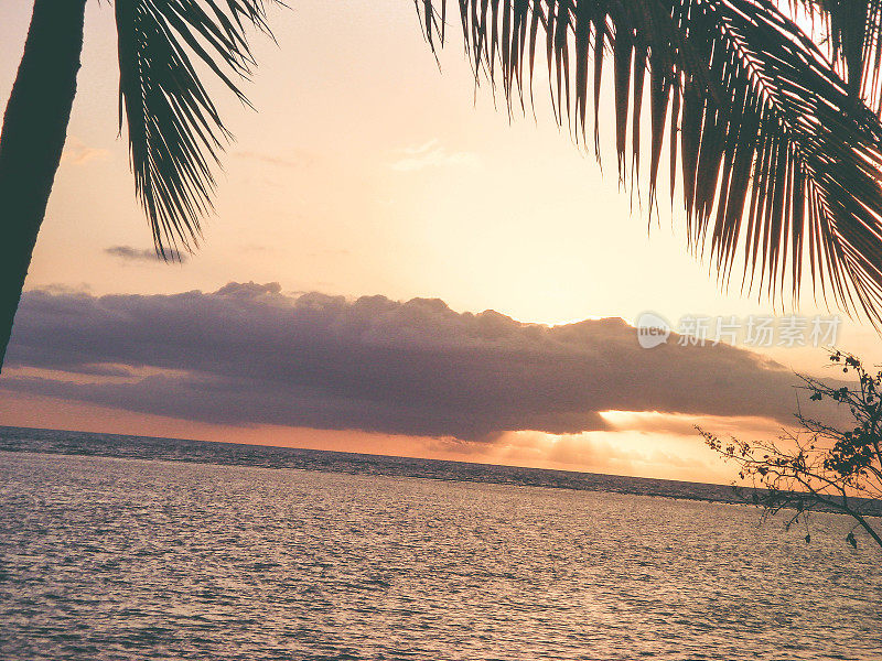 美丽日落的热带岛屿