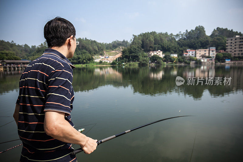 亚洲男人去钓鱼