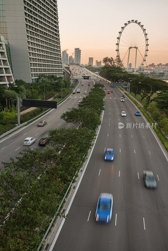 新加坡黄昏的高速公路