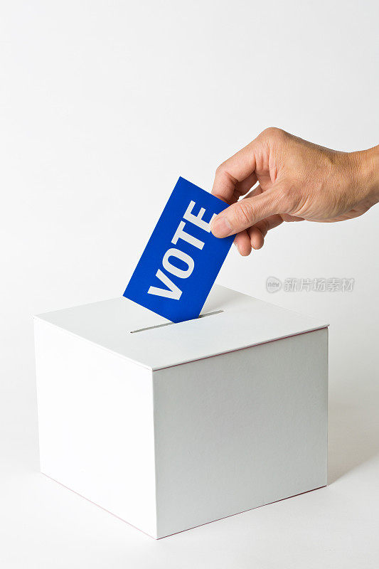 美国大选将选票插入投票箱
