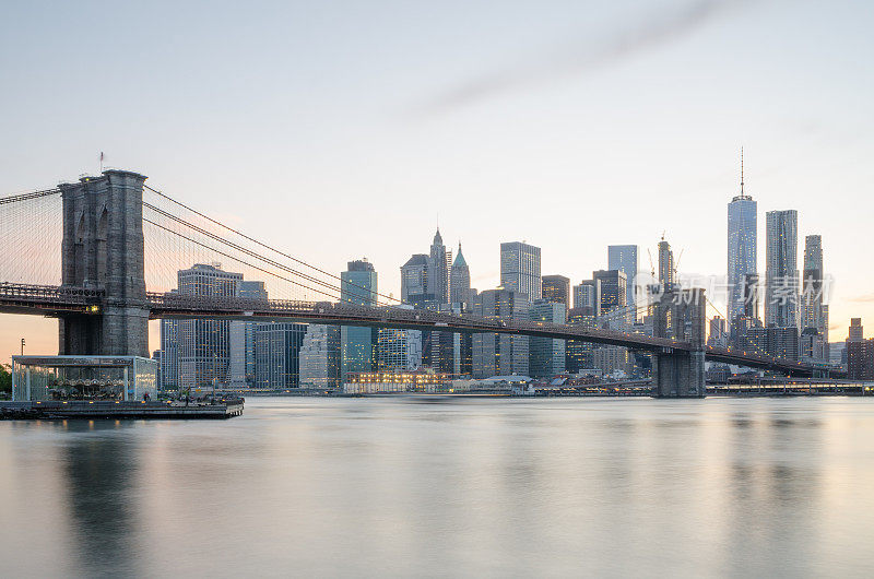 日落时分的纽约和布鲁克林大桥