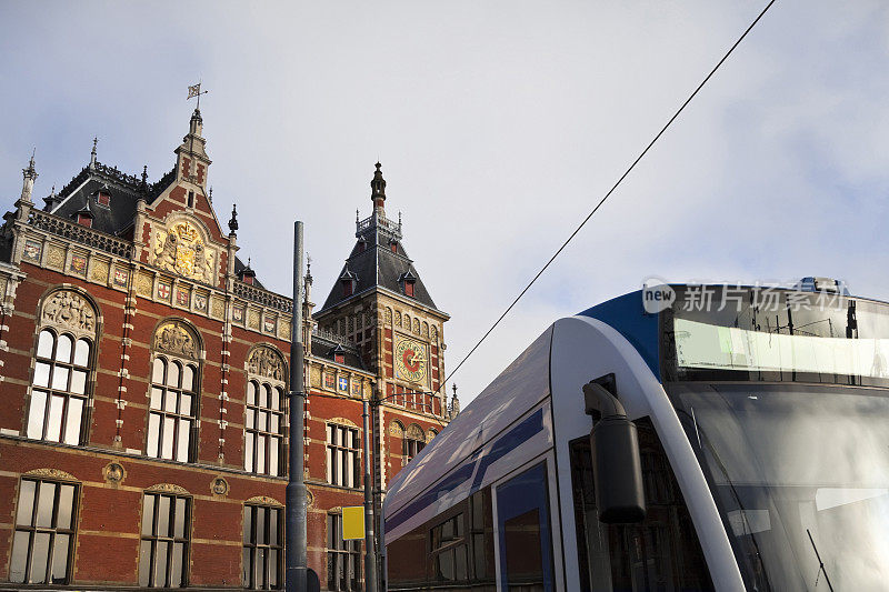 阿姆斯特丹中央火车站大楼前的公共汽车(XXL)