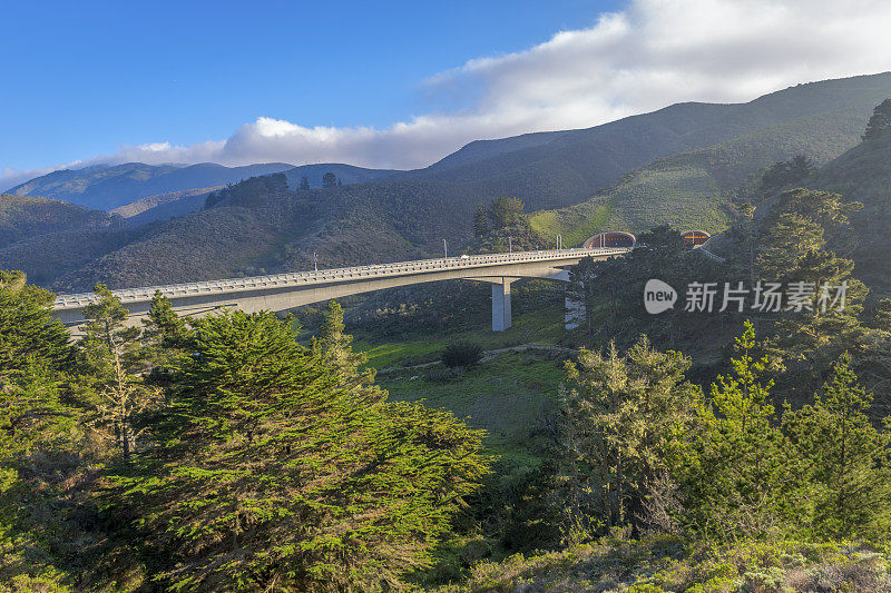 旧金山和半月湾之间著名的一号公路隧道