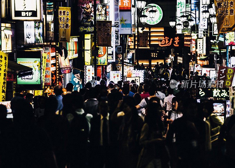 东京新宿繁忙的街道。