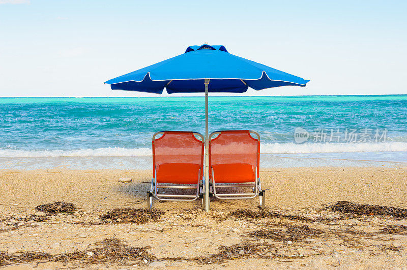 凯法洛尼亚Petani海滩上的两张日光浴床和一把雨伞
