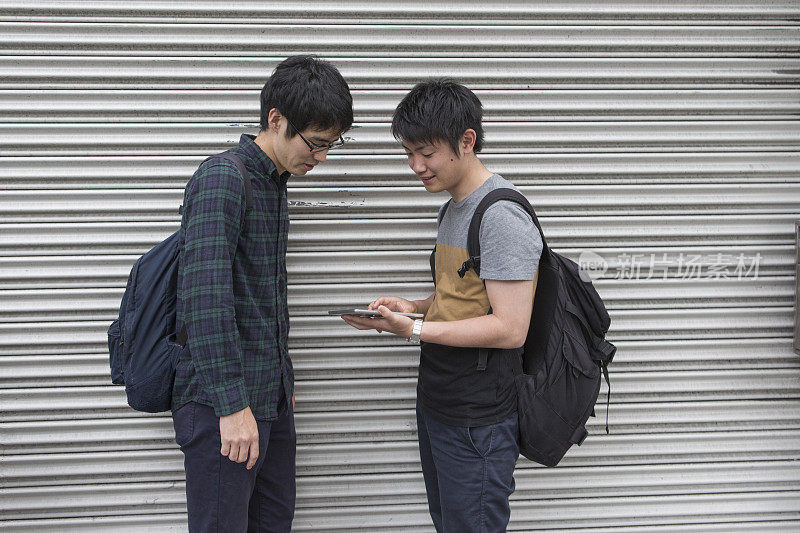 日本学生与同学一起在日本京都查看记事本