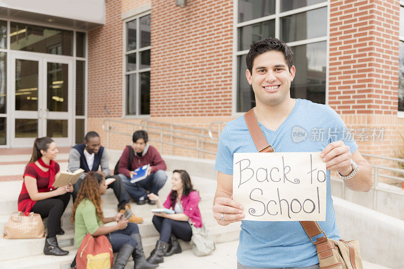 教育:拉丁裔大学生举着“回到学校”的牌子。