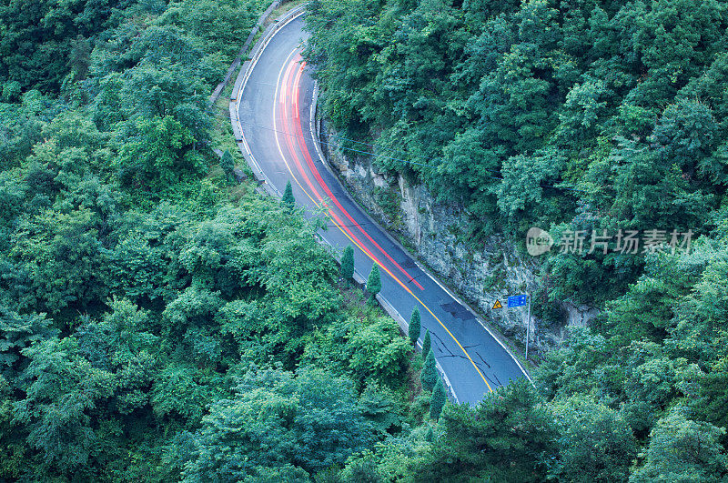 蜿蜒的道路