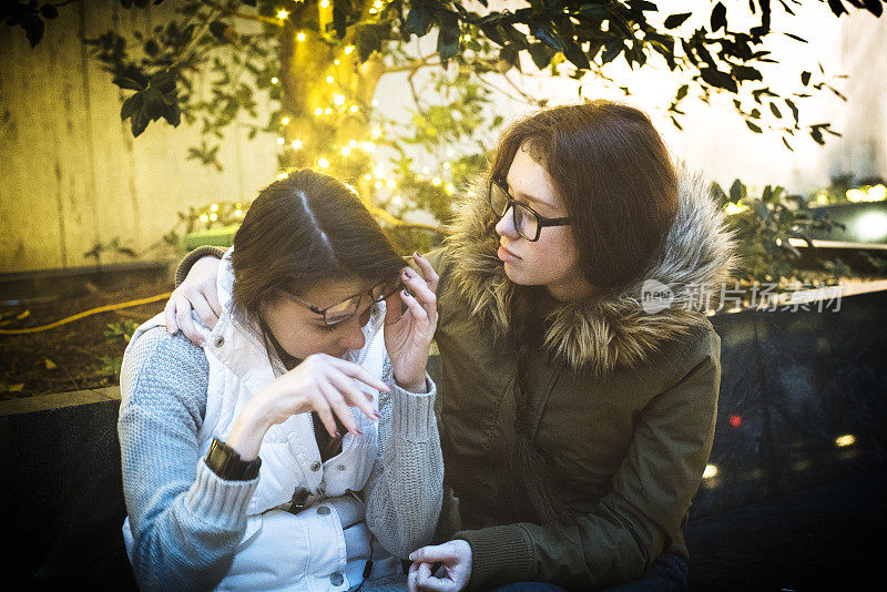 少女在哭泣，其他姐姐在安慰她