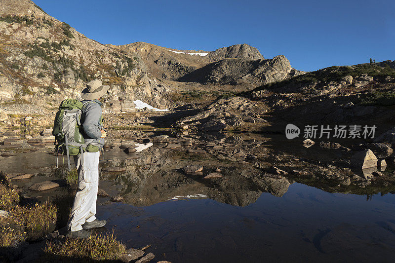 背包客探索山，湖，印第安山峰，荒野，大陆划分科罗拉多