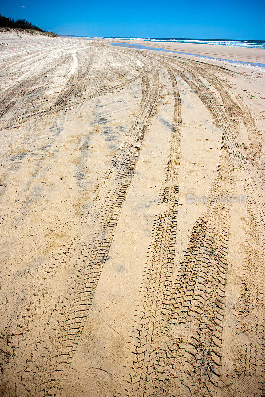 澳大利亚弗雷泽岛海滩上的轮胎痕迹