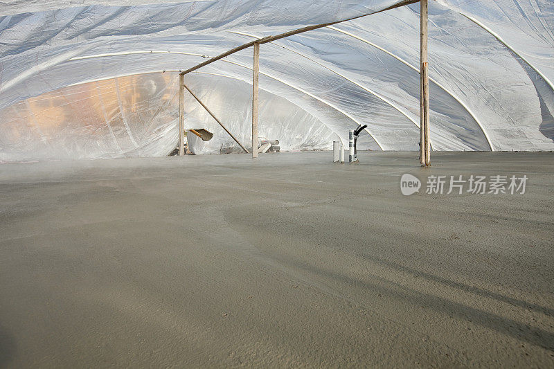 寒冷天气下的新混凝土板帐篷