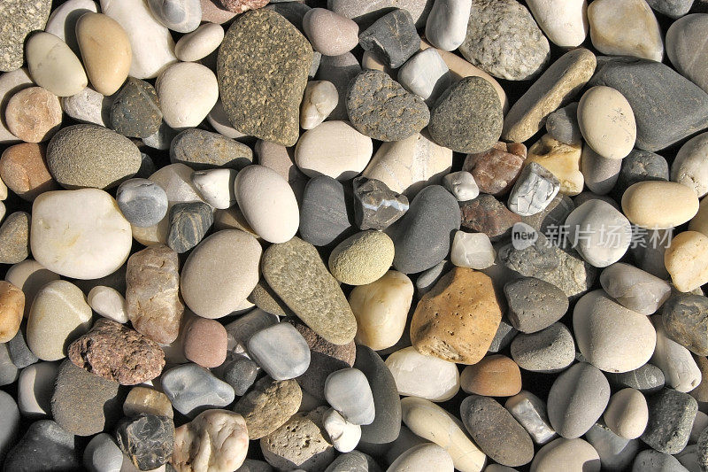 沙滩上五颜六色的石头