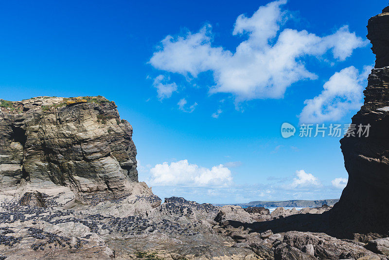 岩石海岸Whipsiderry海滩，纽基，康沃尔，九月阳光明媚。