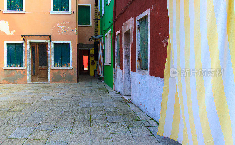 意大利威尼斯:布拉诺鹅卵石广场上的亮色房屋