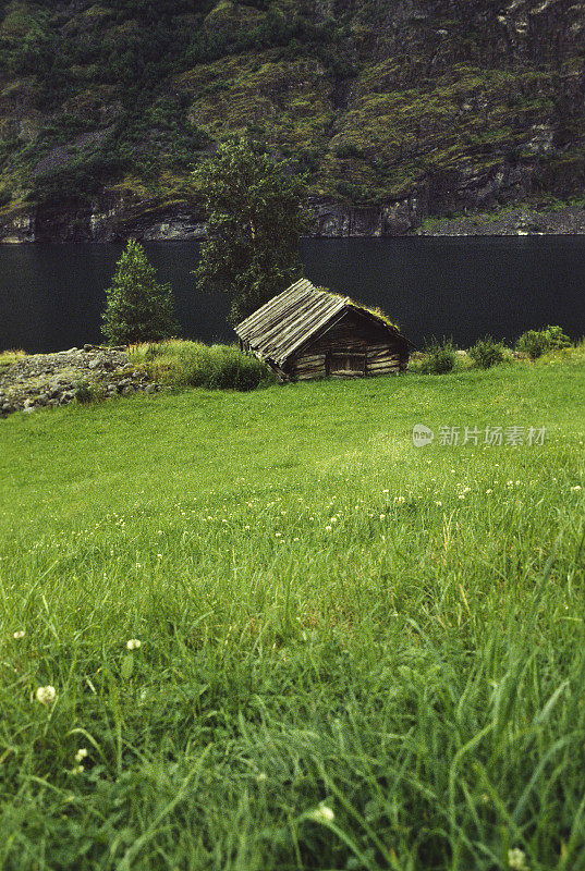 挪威峡湾附近的小屋