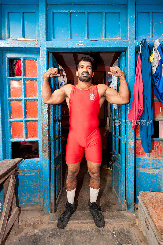 印度摔跤手在印度新德里的入口摆姿势