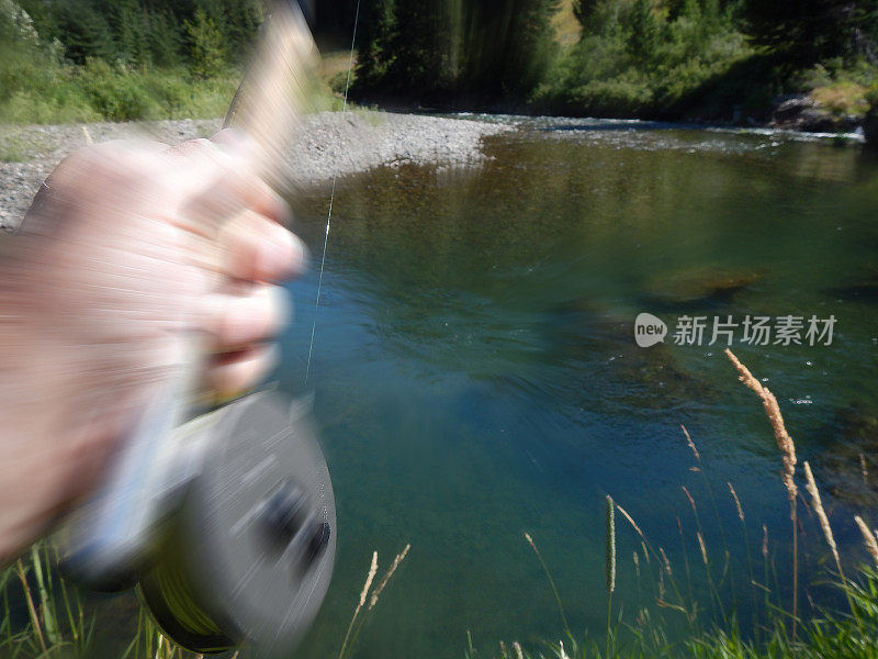 用鱼竿和卷轴沿河抛钓