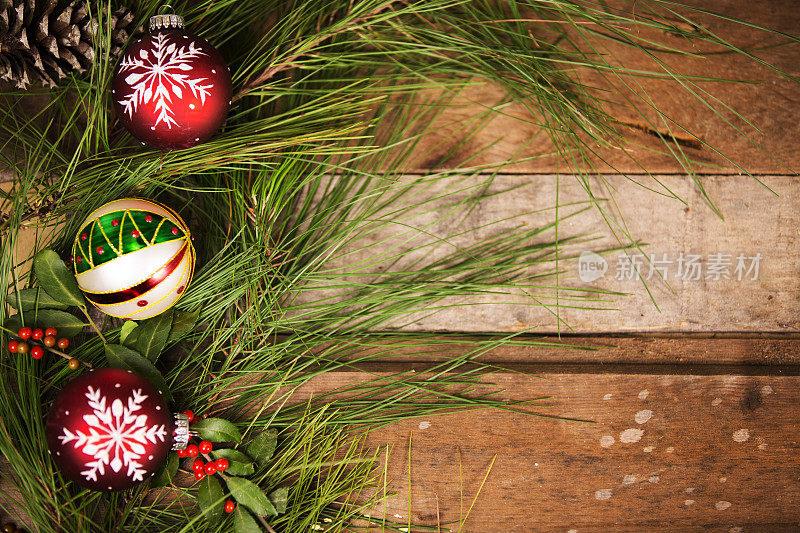 圣诞节的边界。装饰品、松枝、松果。木制的桌子。