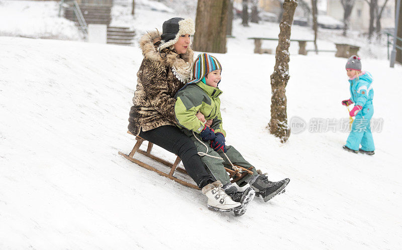 一个男孩和他的奶奶在雪橇上