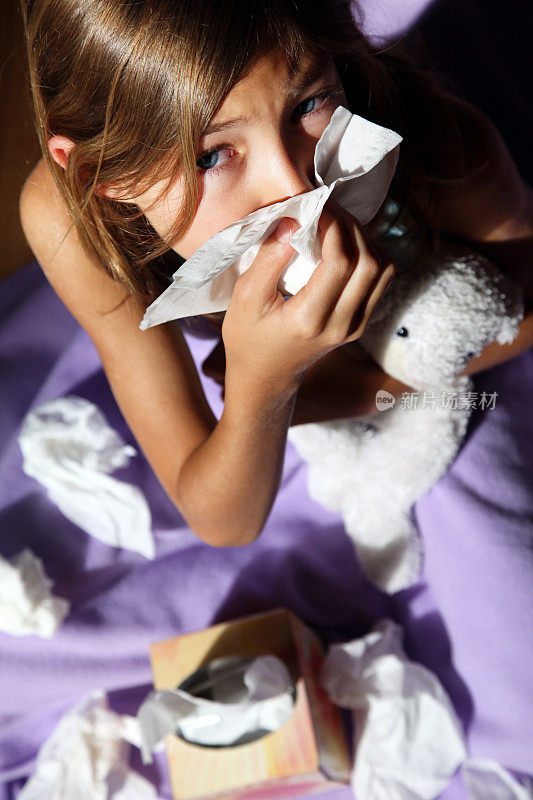 年轻女孩因感冒和流感病毒而流鼻涕