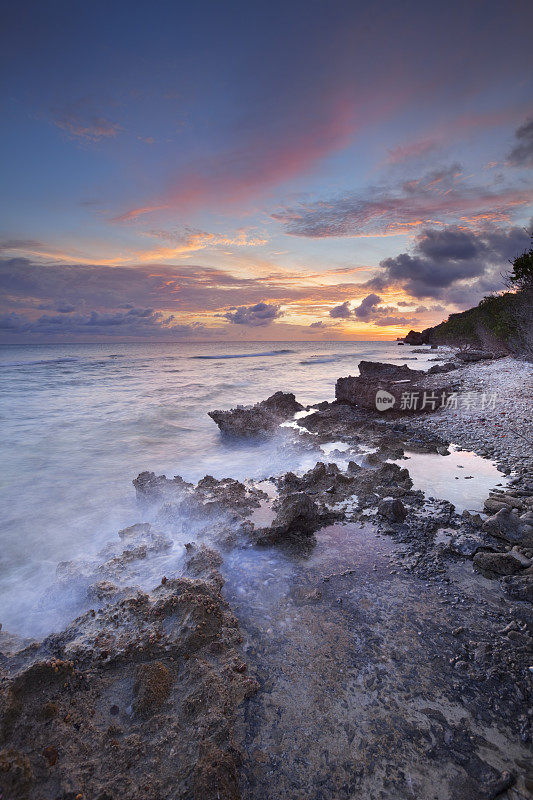 日落时Curaçao岛的岩石海岸