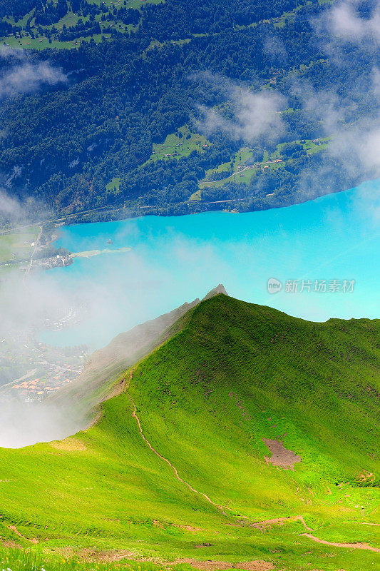 险峻的山脊和湖泊