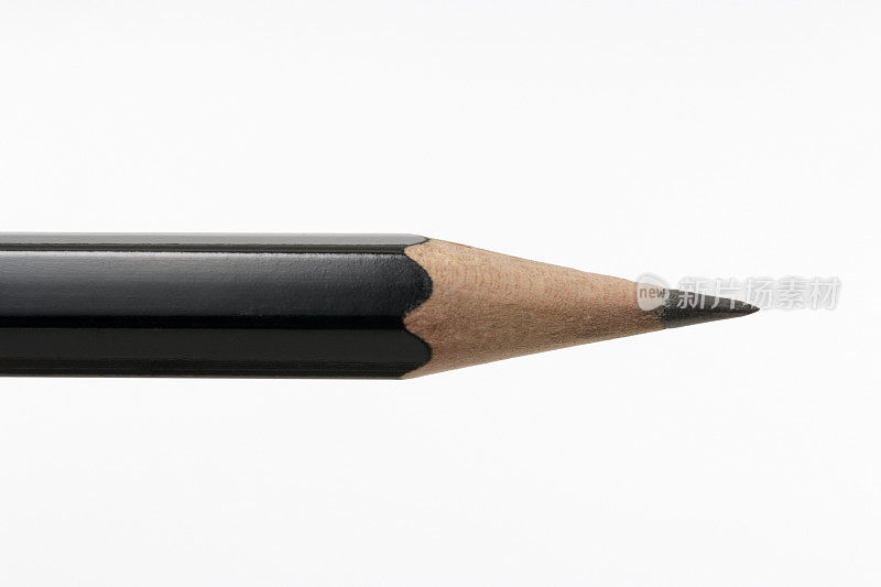 特写的黑色铅笔对白色的背景