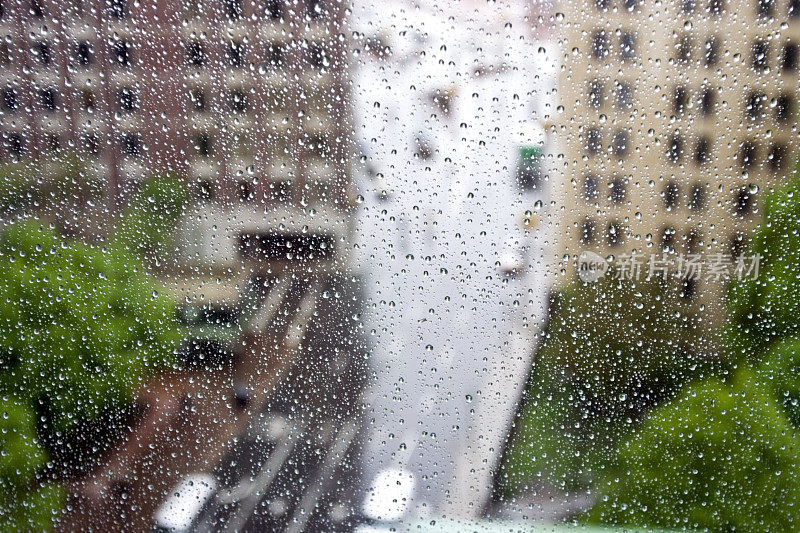 多雨的窗口视图