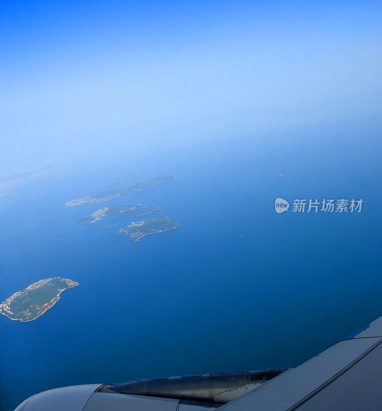 飞机飞过海洋和岛屿