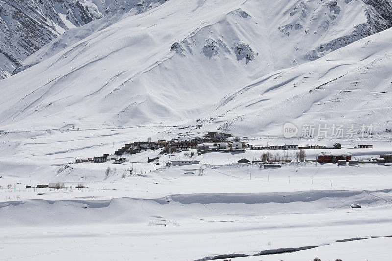 白雪覆盖的喜马拉雅山坡