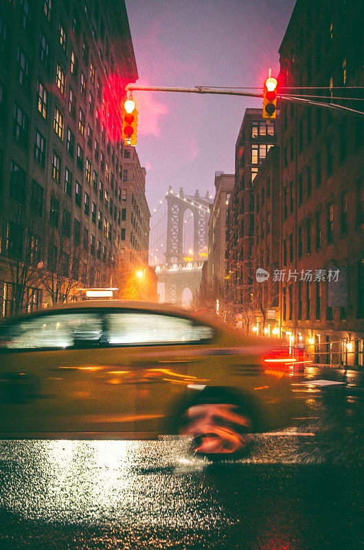 纽约市晚上的黄色出租车