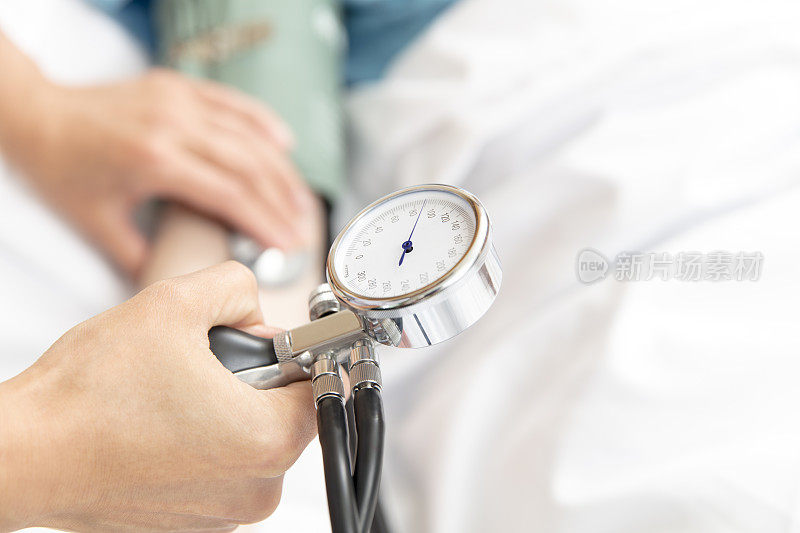 护士给病人量血压