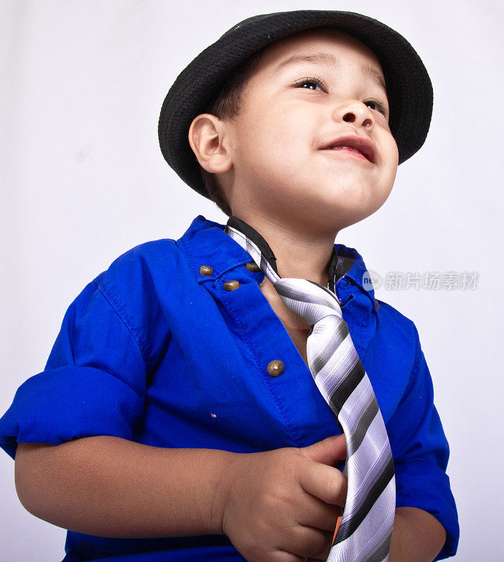 幼童在一个孤立的背景戴着帽子和领带