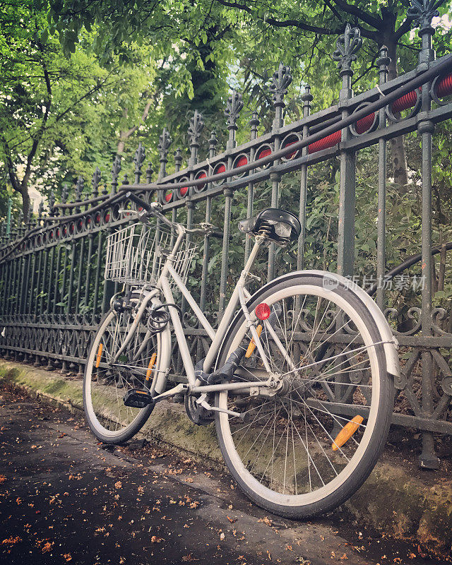 法国巴黎街头停着一辆自行车