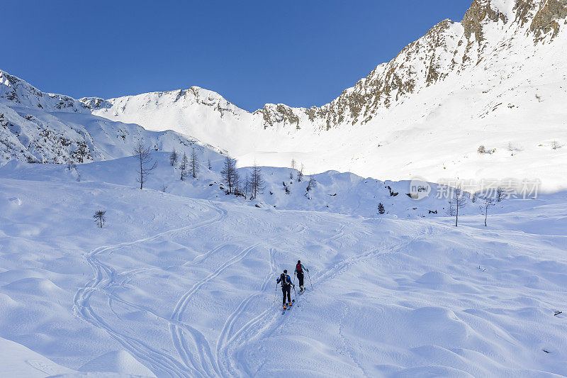 几个高山滑雪者爬上了山顶