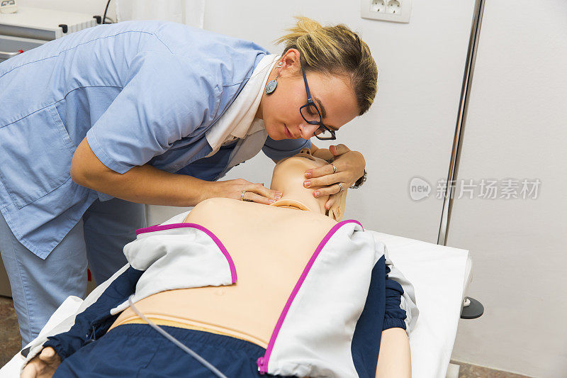 急救心肺复苏研讨会，护士用心肺复苏假人检查呼吸