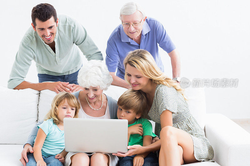 微笑的家人坐在笔记本电脑前