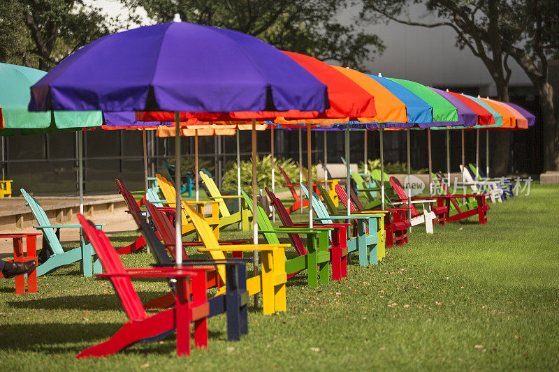 五颜六色的雨伞和椅子