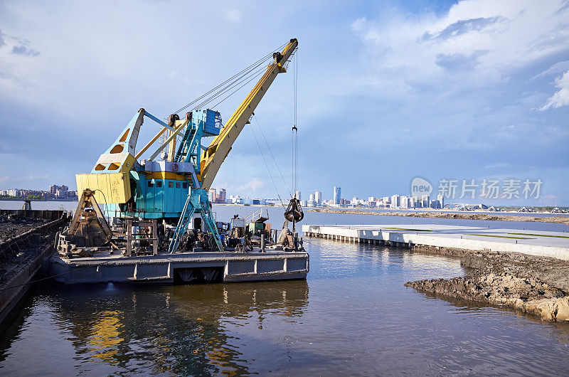 工业驳船挖泥起重机工作海岸