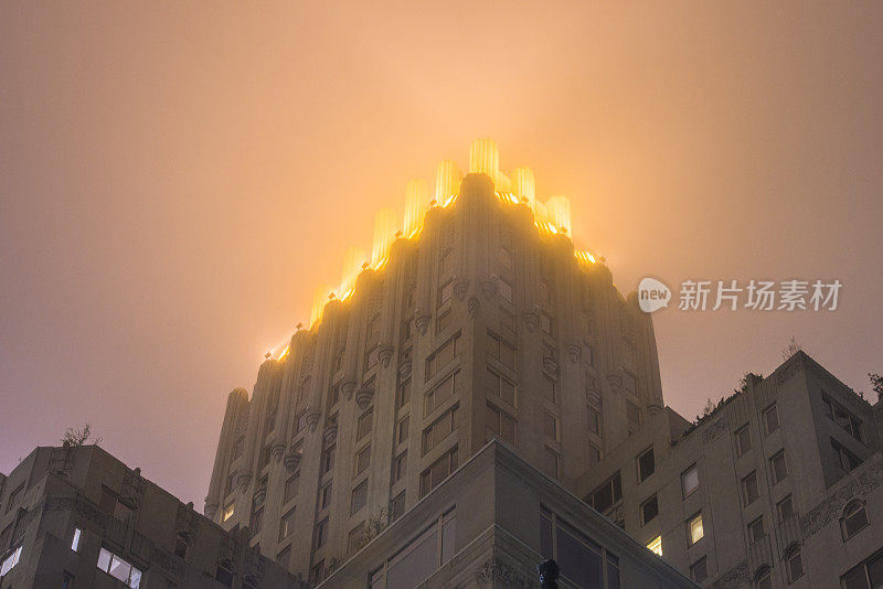 居住装饰艺术建筑在纽约市城市在雾夜