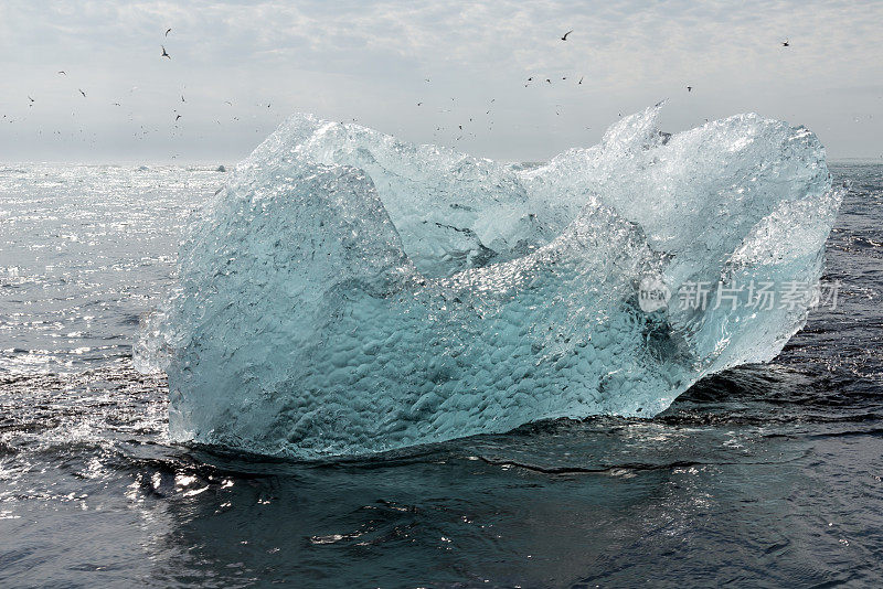 Jokulsarlon冰山海滩与冰山和快速曝光