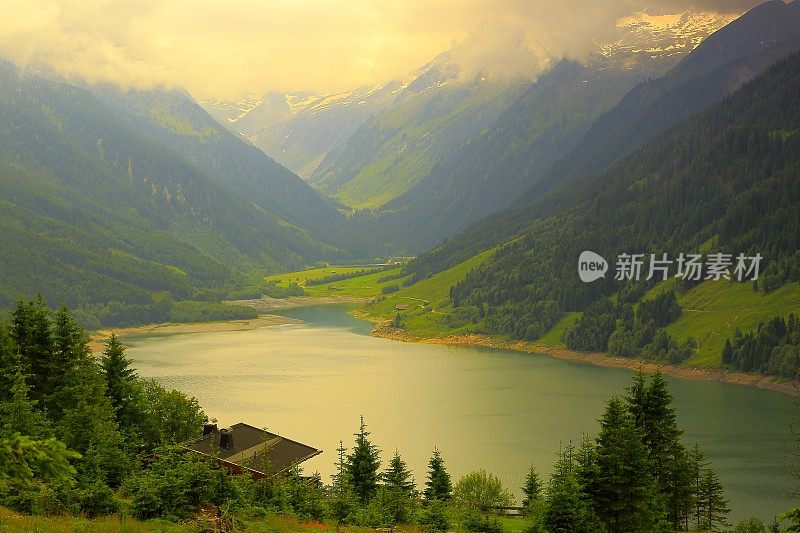 高山冰川湖大坝，田园诗般的景观附近雄伟的齐勒塔尔阿尔卑斯山谷，戏剧性的蒂罗尔雪山全景，奥地利