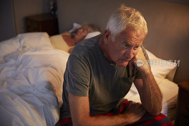 焦虑的老年人在床上遭受失眠